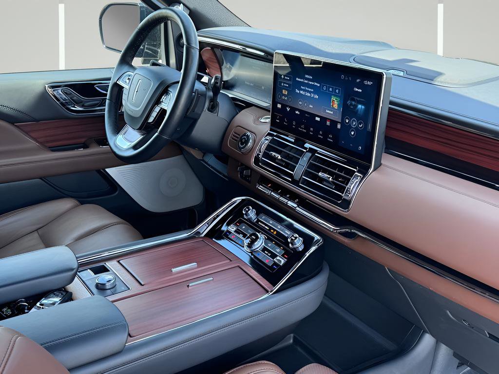 Used 2024 Lincoln Navigator Reserve image 11