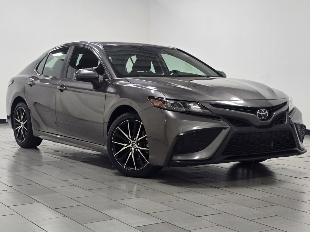 Used 2024 Toyota Camry SE image 2