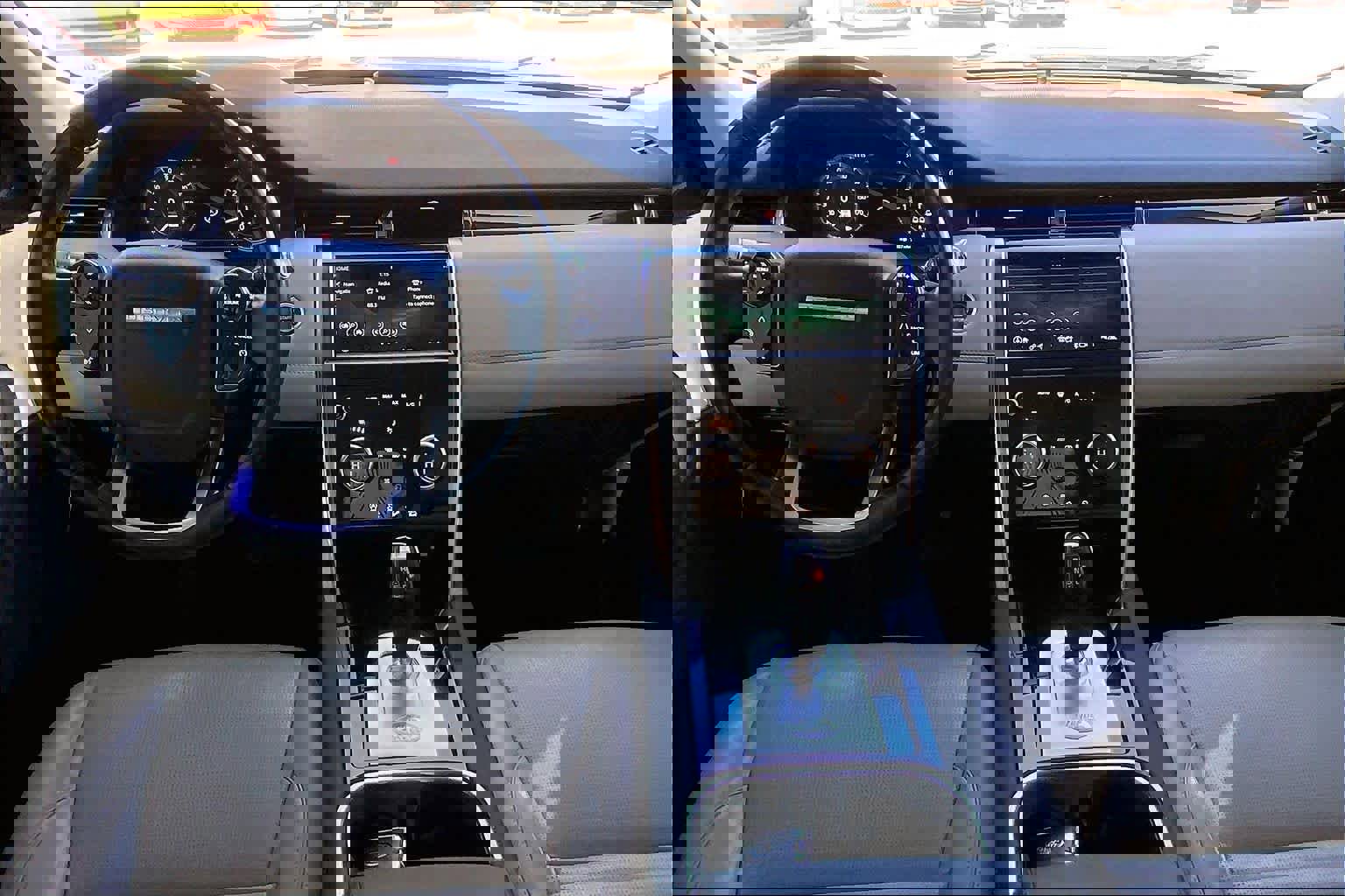 Used 2020 Land Rover Discovery Sport SE image 16