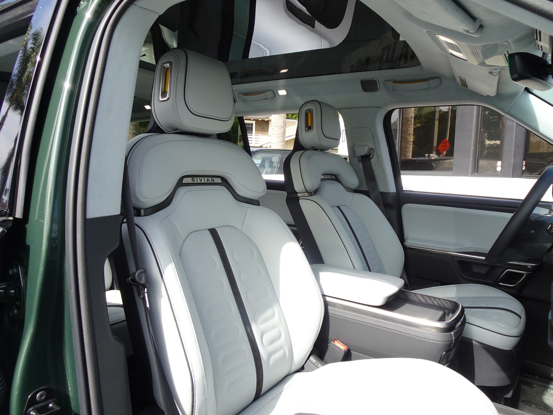 Used 2024 Rivian R1S Adventure AWD/4WD image 23