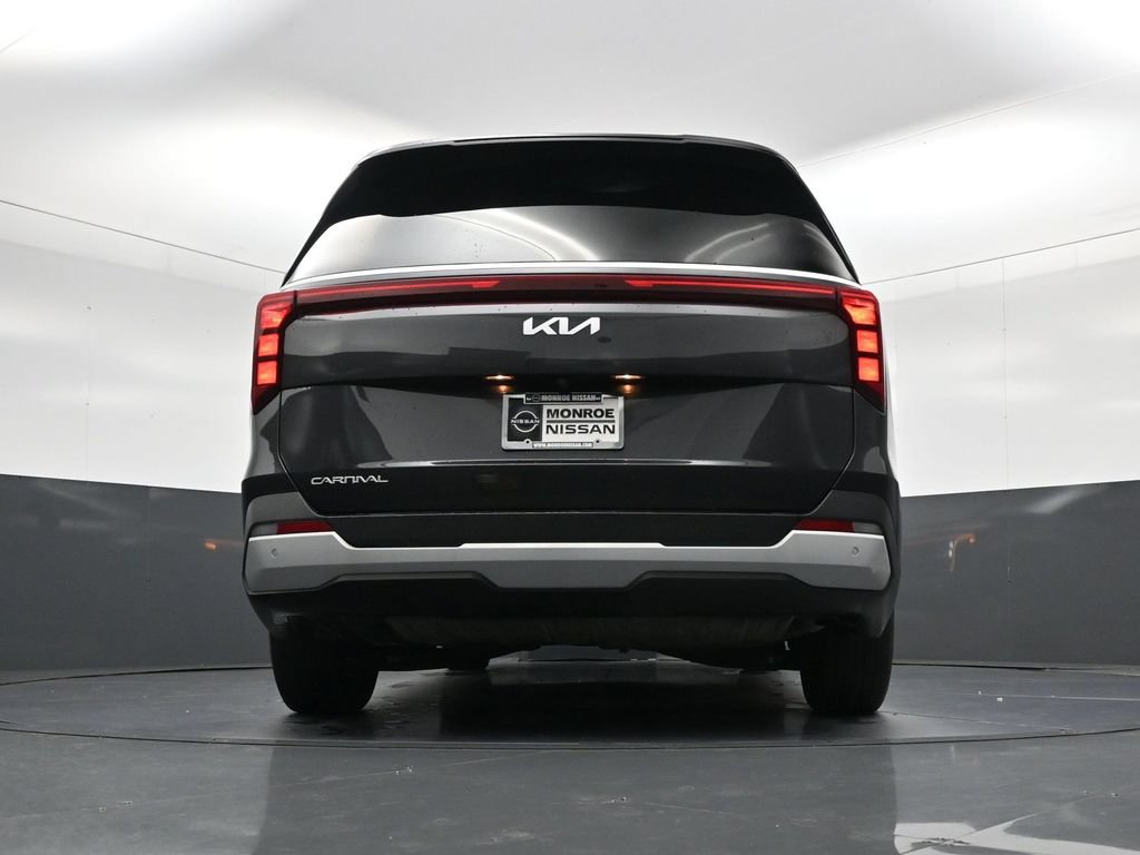 Used 2025 Kia Carnival FWD image 25