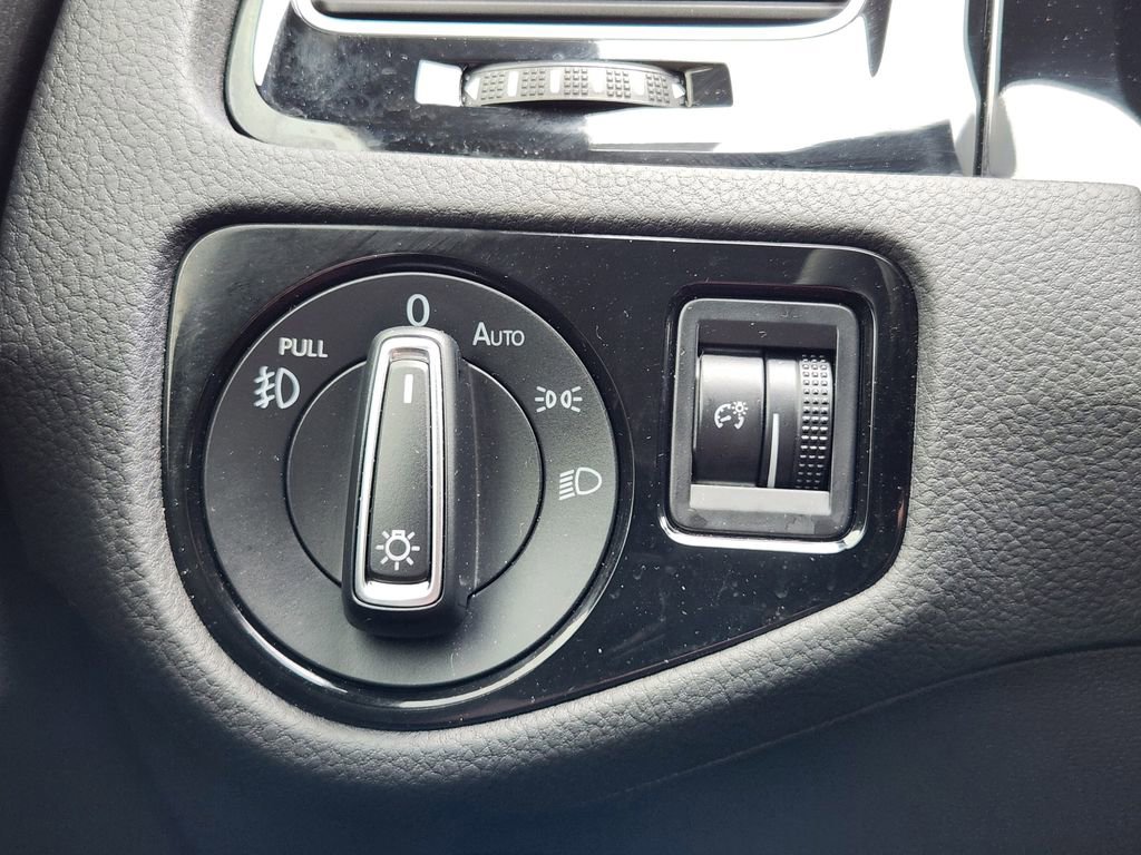 Used 2018 Volkswagen GTI SE FWD image 18