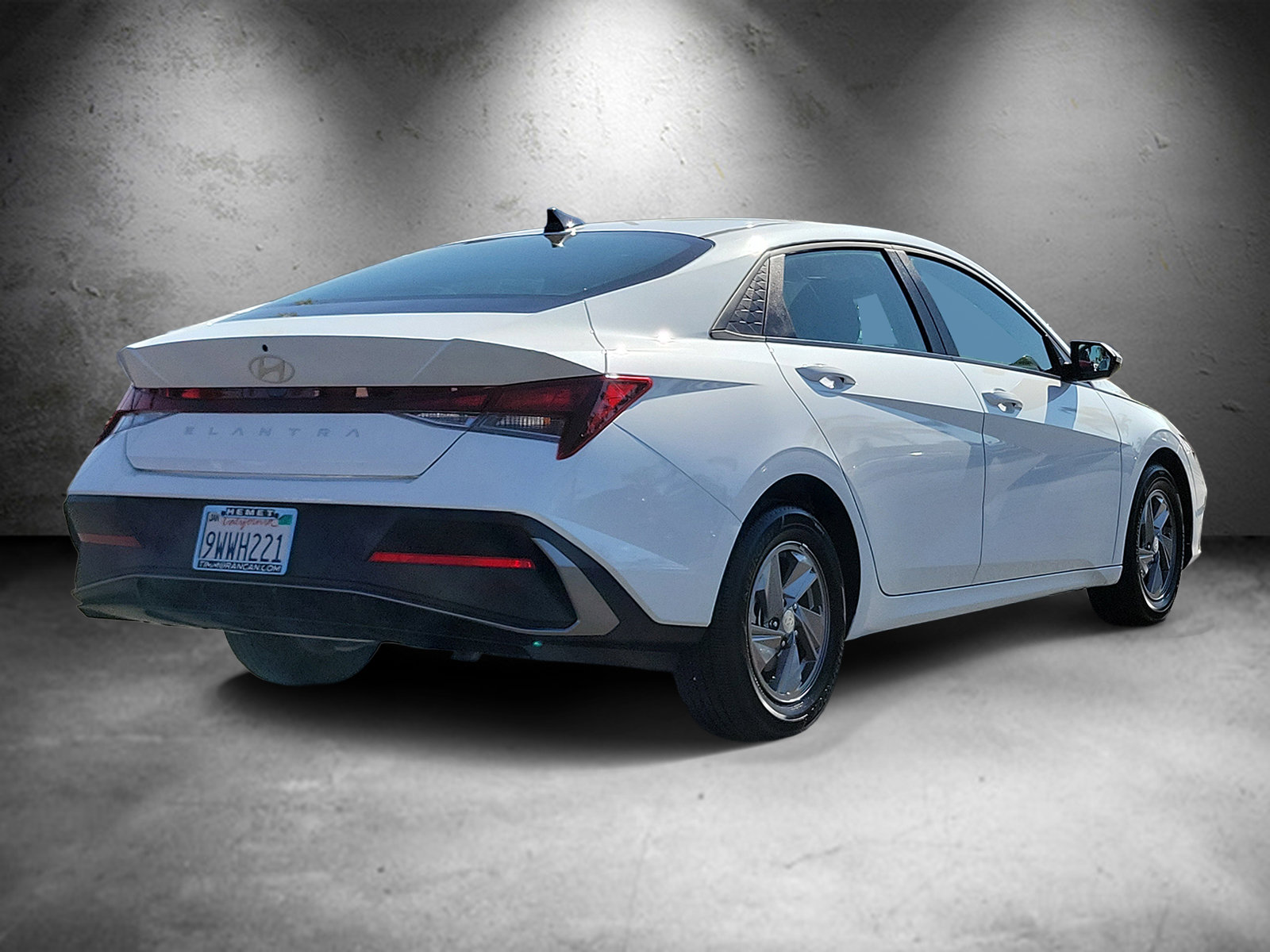 Certified 2025 Hyundai Elantra SE FWD image 3