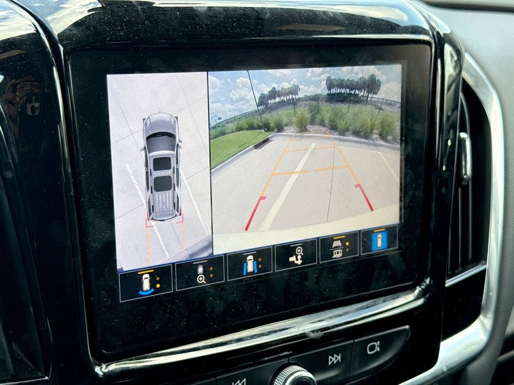 Used 2023 Chevrolet Traverse High Country FWD image 24