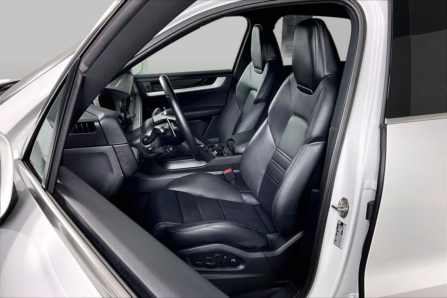 Used 2024 Porsche Cayenne AWD/4WD image 7