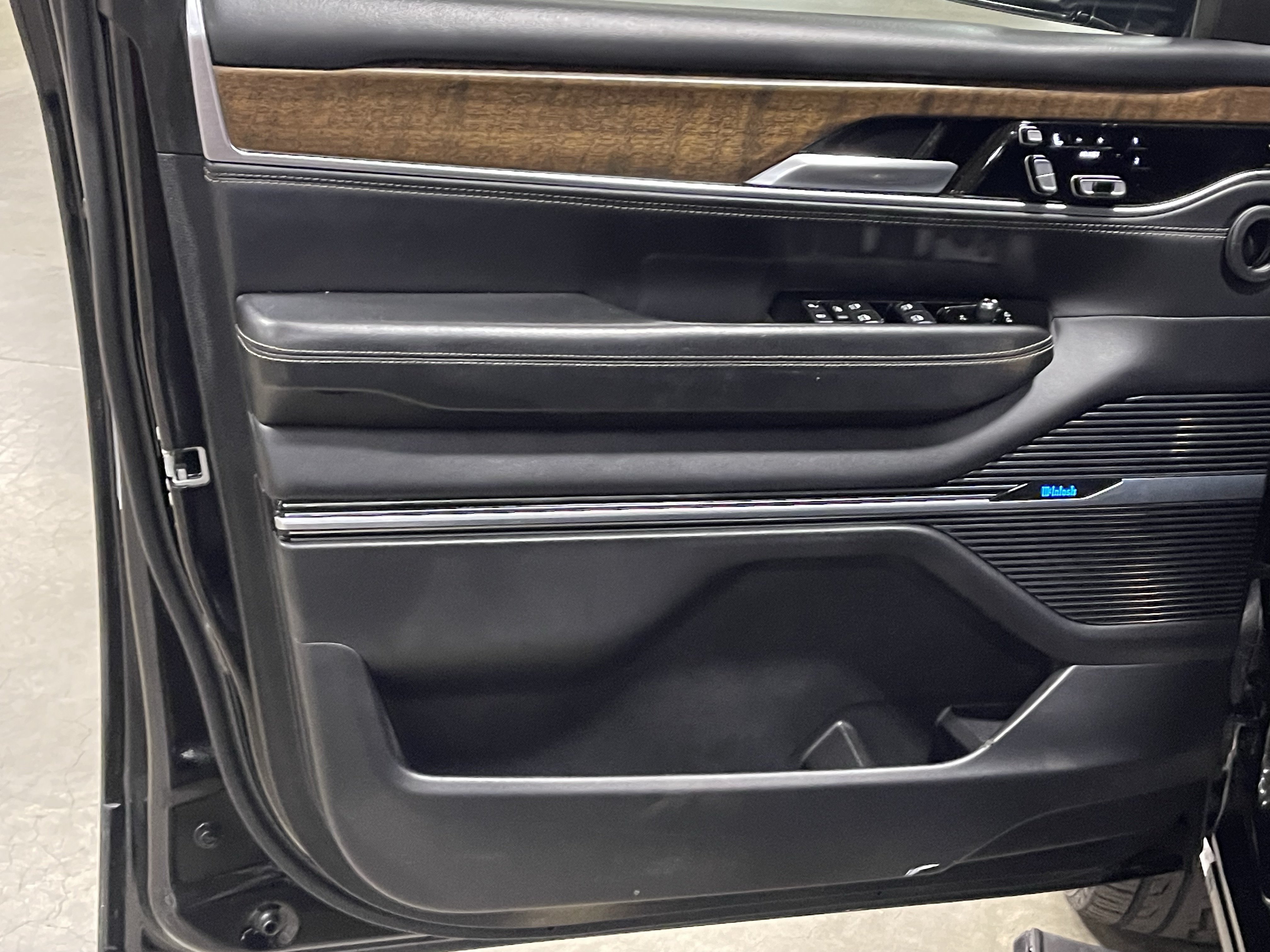 Used 2023 Jeep Grand Wagoneer Series II AWD/4WD image 17