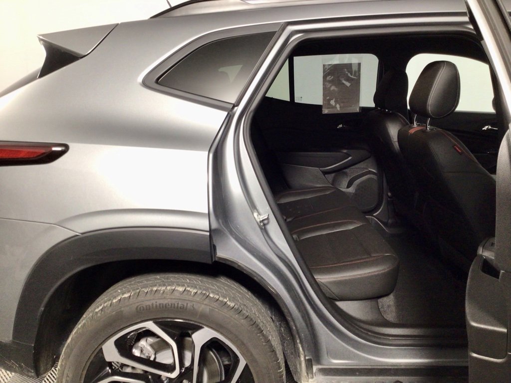 Used 2025 Chevrolet Trax RS image 31