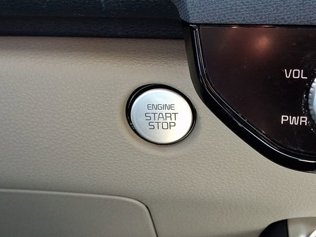 Used 2025 Kia Carnival EX FWD image 24