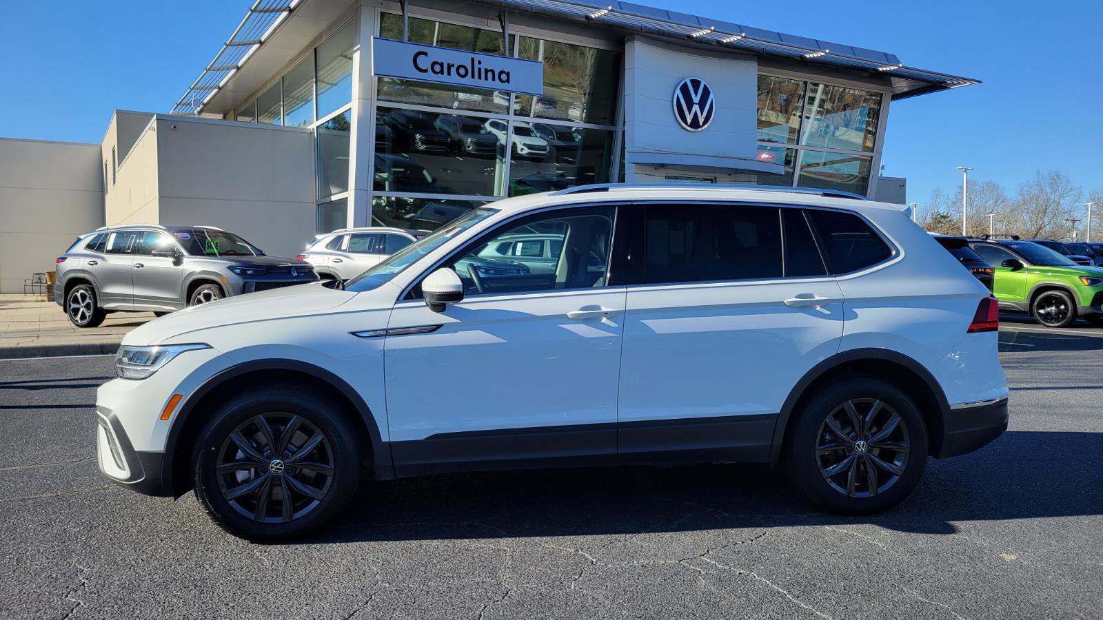 Certified 2024 Volkswagen Tiguan SE image 2