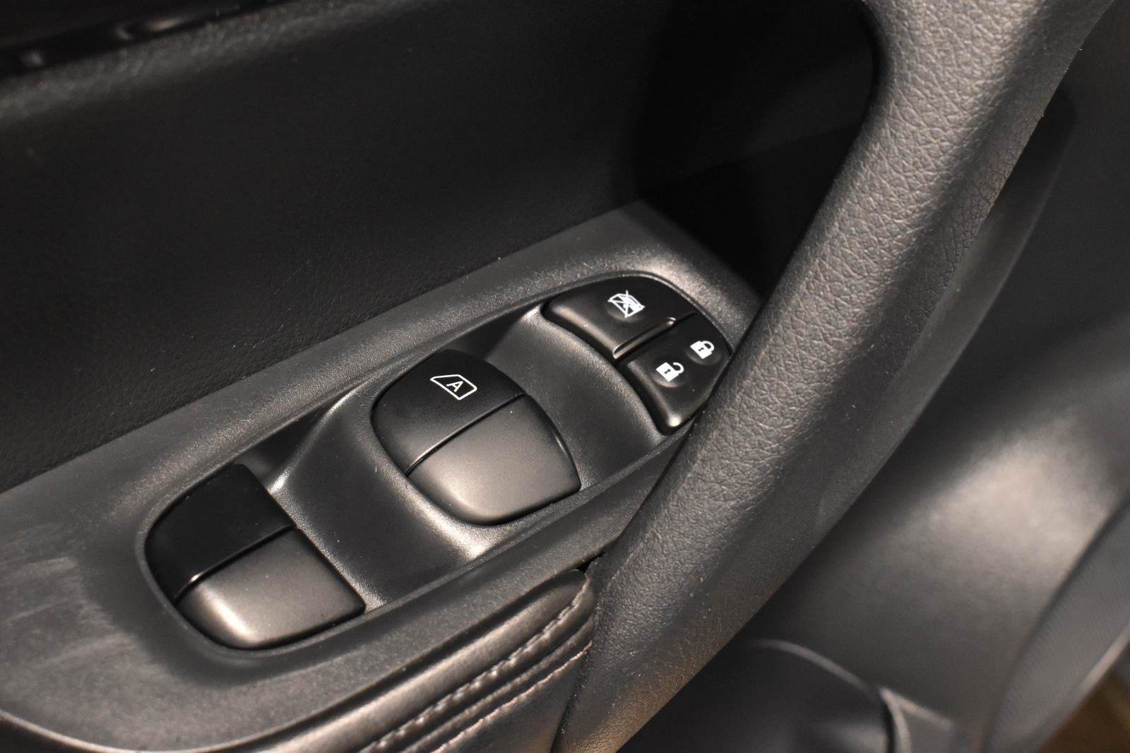 Used 2019 Nissan Rogue S image 10