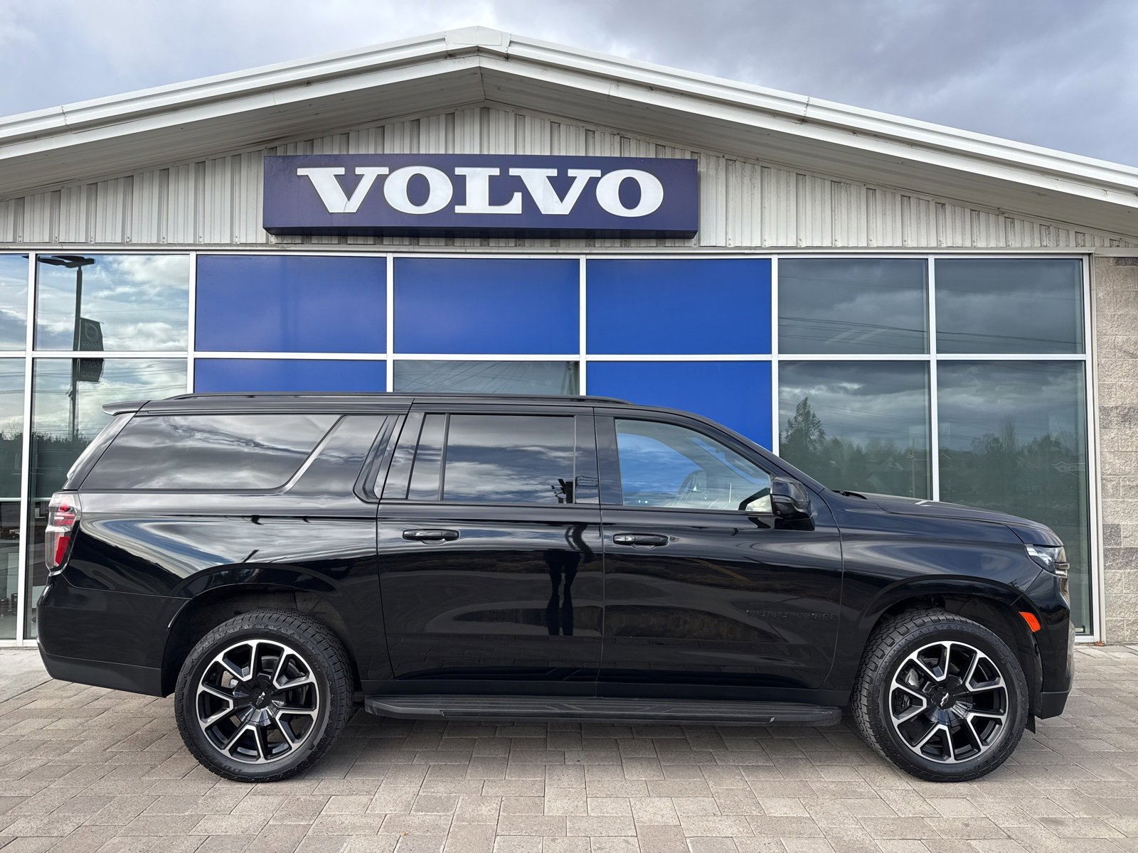 Used 2022 Chevrolet Suburban RST w/ Luxury Package image 7