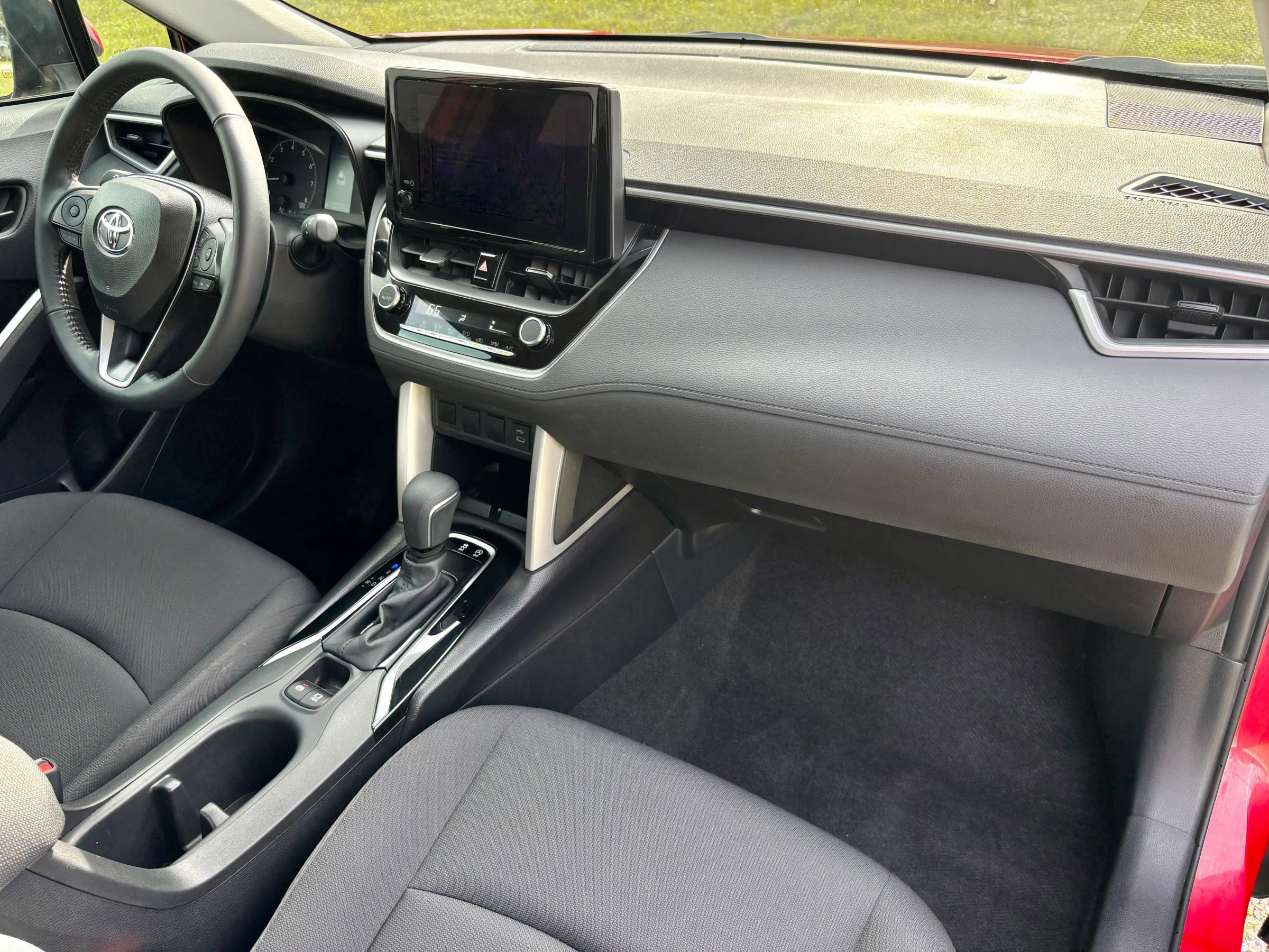 Used 2024 Toyota Corolla Cross LE image 10