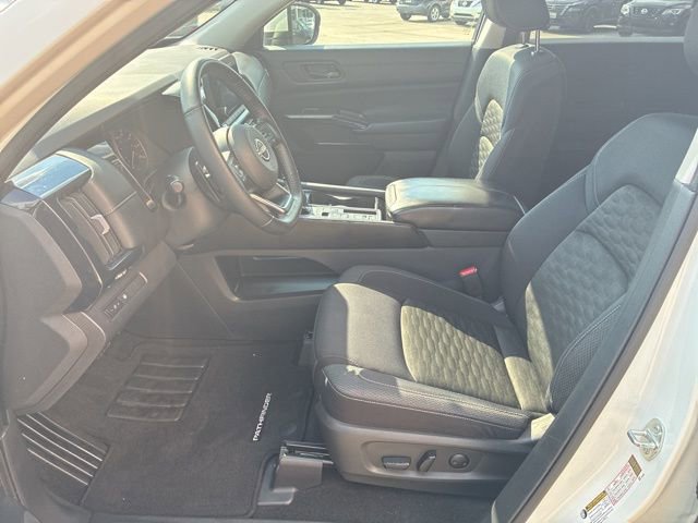 Used 2024 Nissan Pathfinder SV image 17