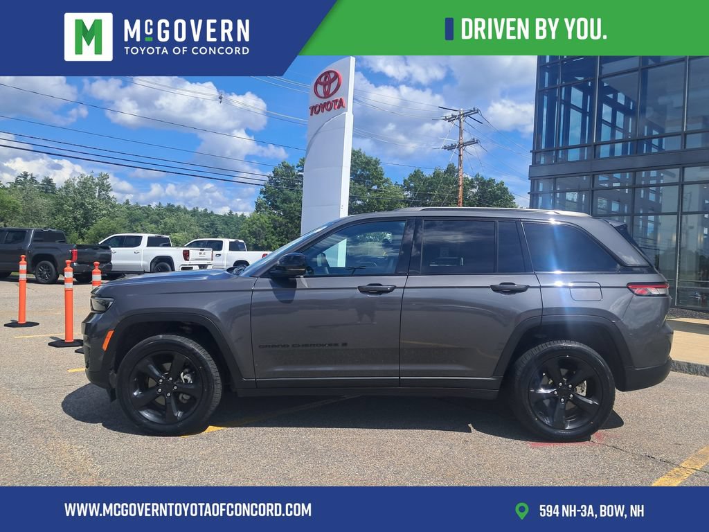 Used 2025 Jeep Grand Cherokee Altitude AWD/4WD image 2