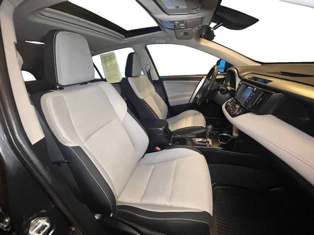 Used 2018 Toyota RAV4 XLE AWD/4WD image 15