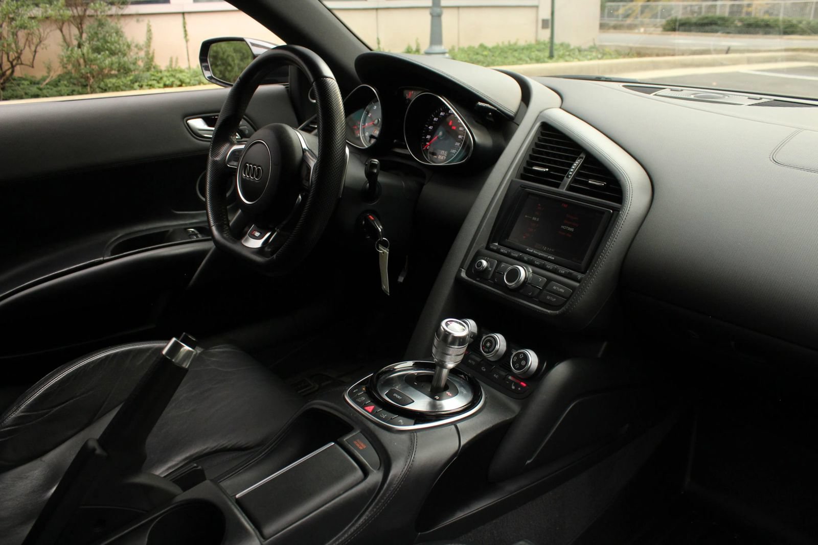 Used 2014 Audi R8 V8 w/ Enhanced Leather Package AWD/4WD image 32