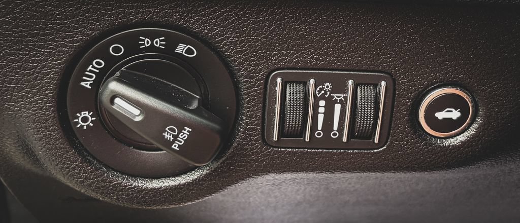Used 2019 Dodge Charger SXT AWD/4WD image 9