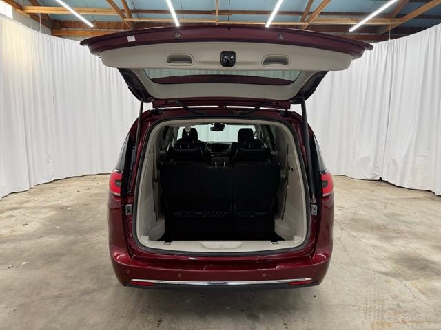 Used 2022 Chrysler Pacifica Limited FWD image 25