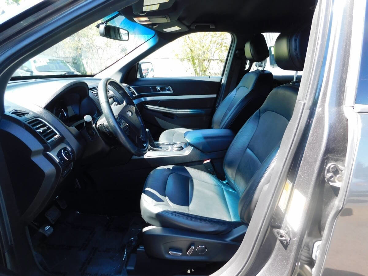 Used 2017 Ford Explorer XLT w/ Equipment Group 202A image 9