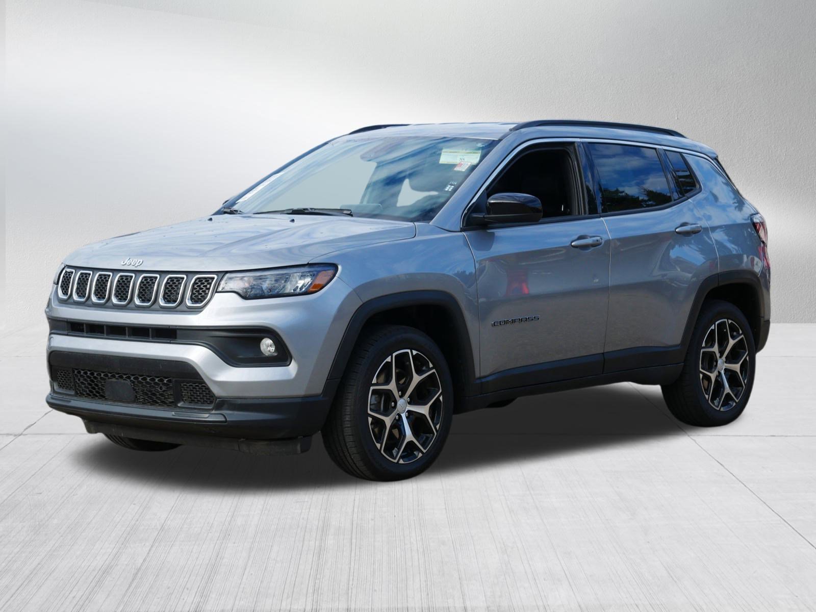 Used 2024 Jeep Compass Latitude image 3