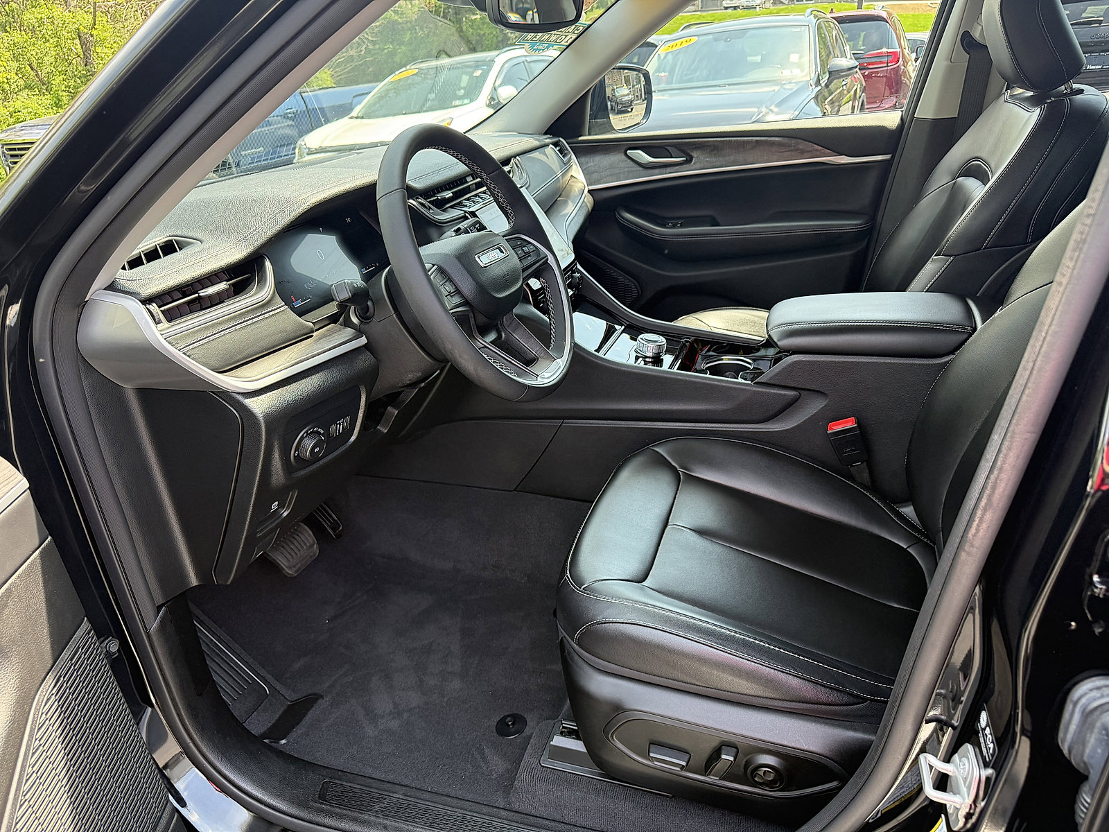 Certified 2023 Jeep Grand Cherokee Limited w/ Black Appearance Package AWD/4WD image 11