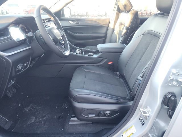 New 2025 Jeep Grand Cherokee Altitude image 15