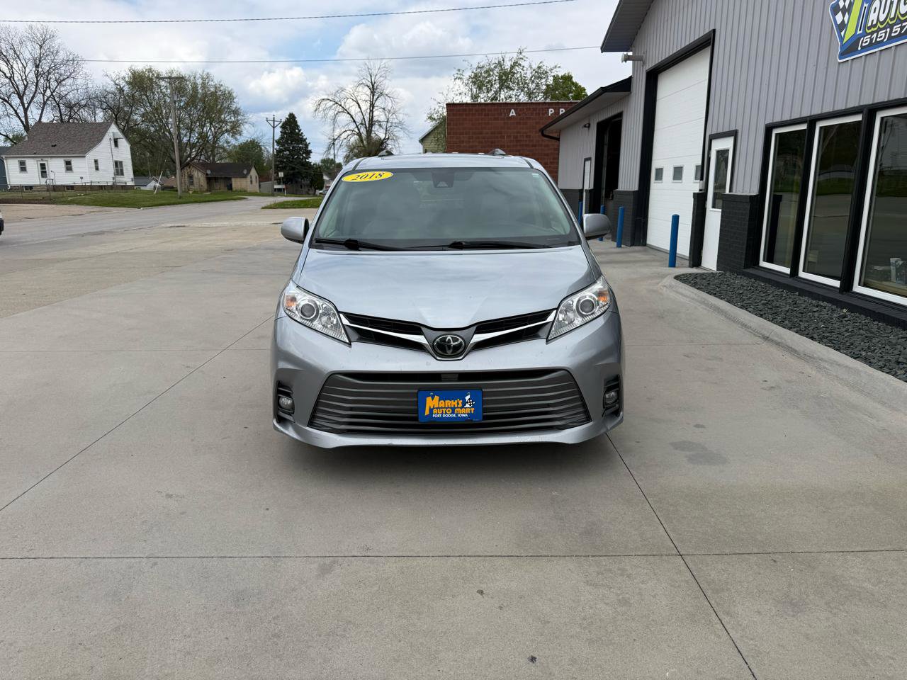 Used 2018 Toyota Sienna XLE w/ Entertainment Package FWD image 2