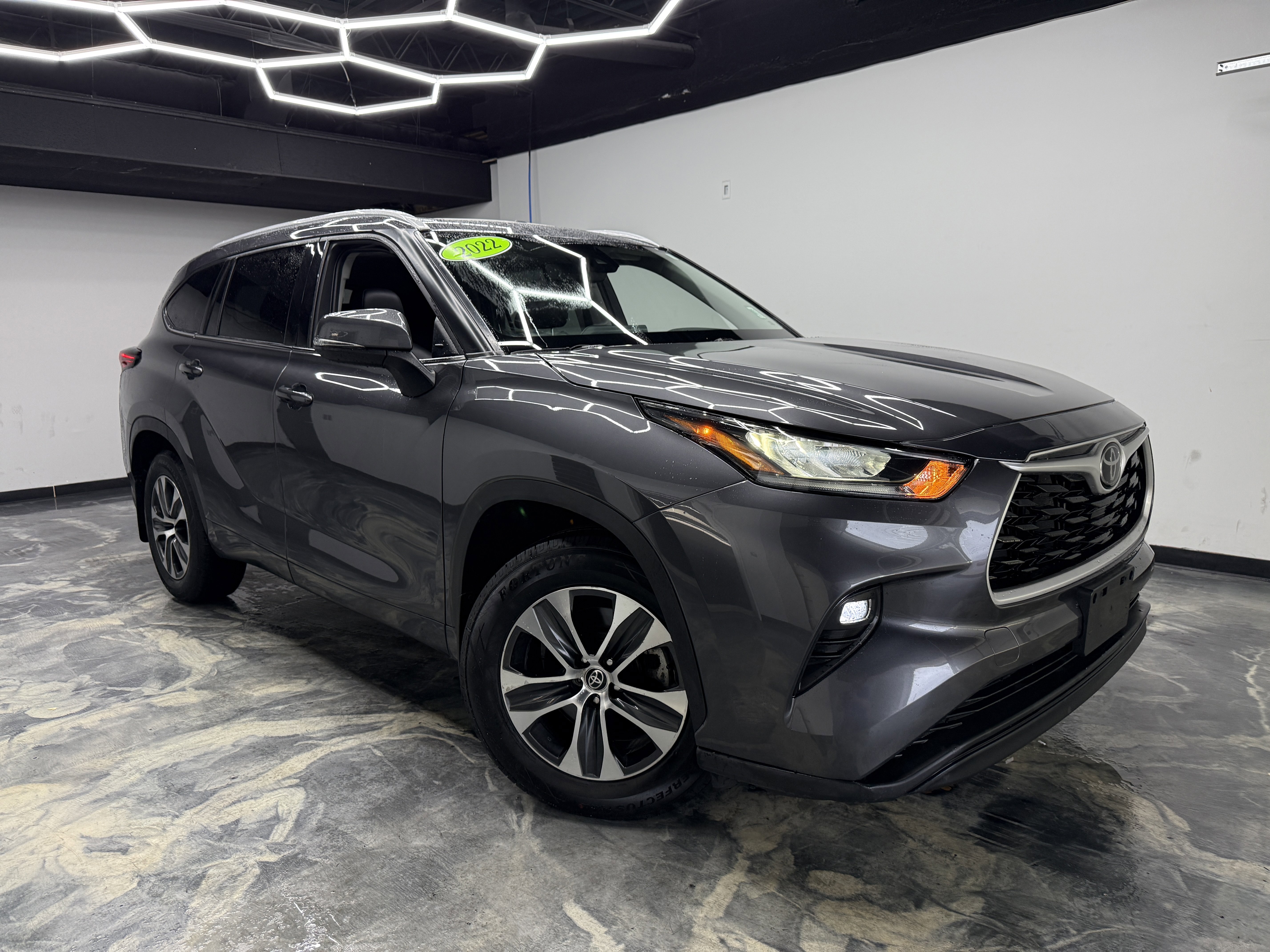 Used 2022 Toyota Highlander XLE AWD/4WD image 6