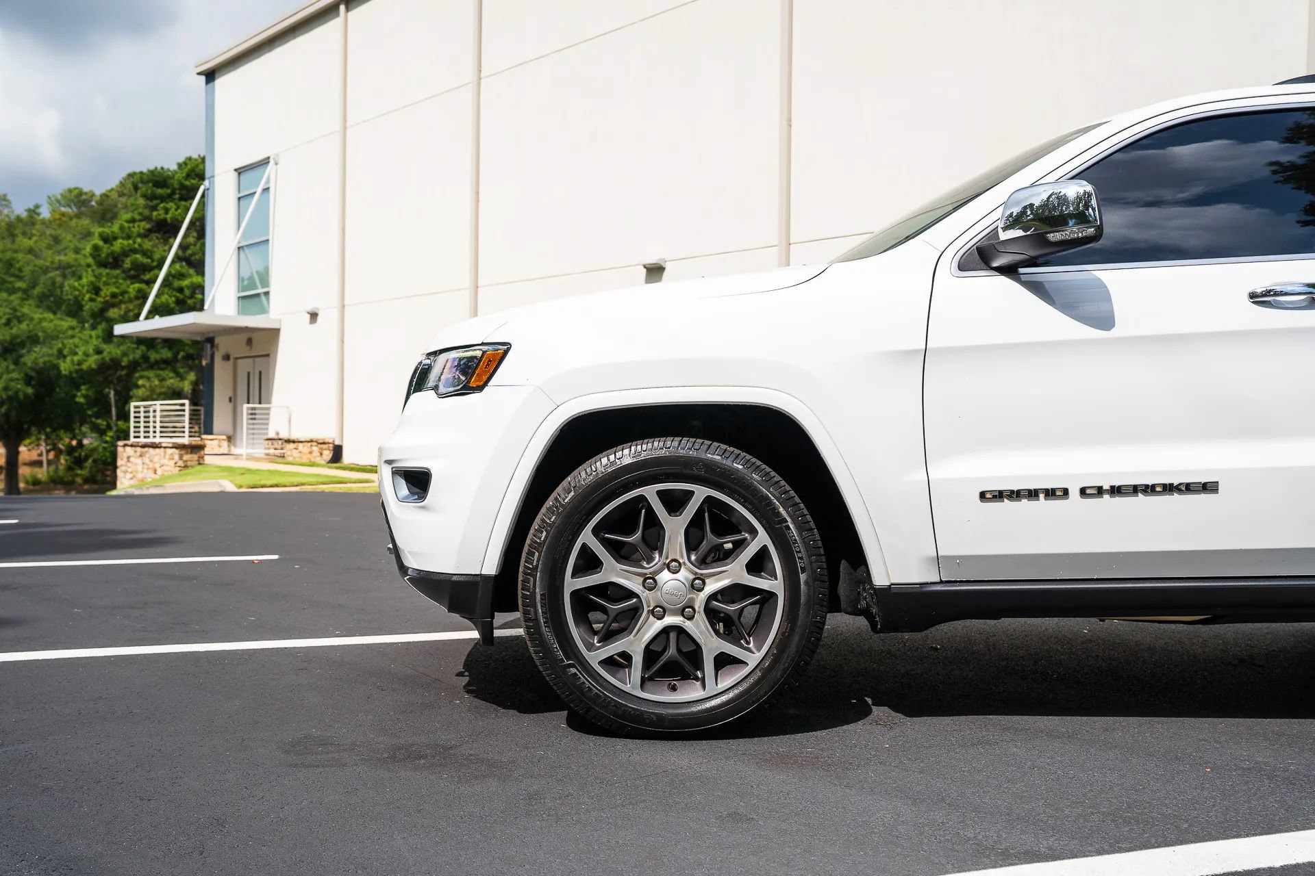 Used 2018 Jeep Grand Cherokee Limited AWD/4WD image 3