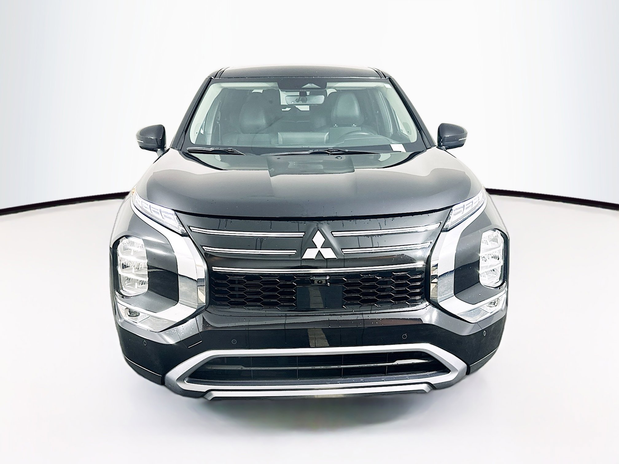 Used 2025 Mitsubishi Outlander SE FWD image 2