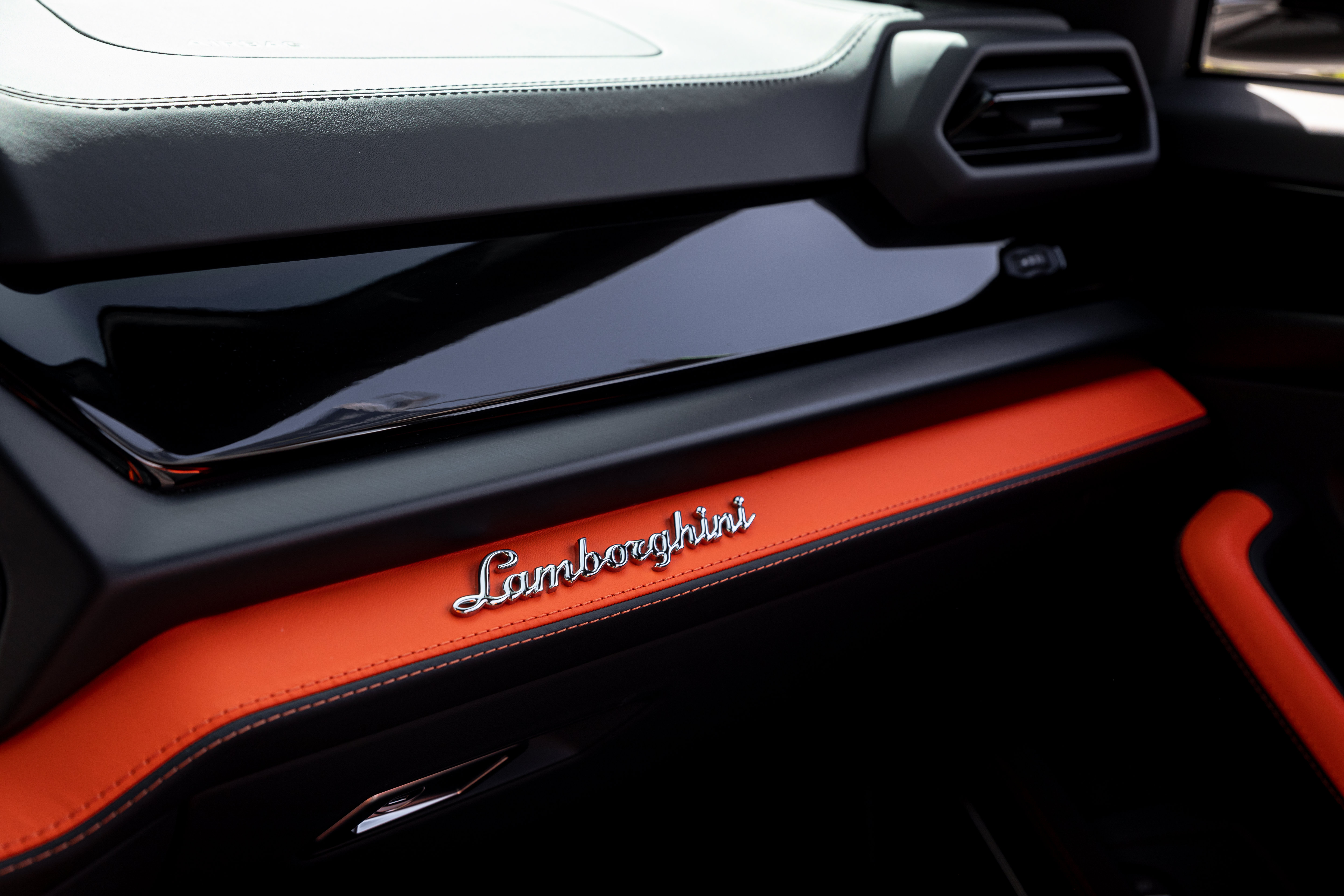 Used 2025 Lamborghini Urus Performante AWD/4WD image 20