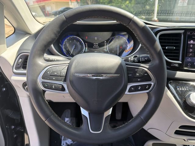Used 2022 Chrysler Pacifica Touring-L FWD image 14