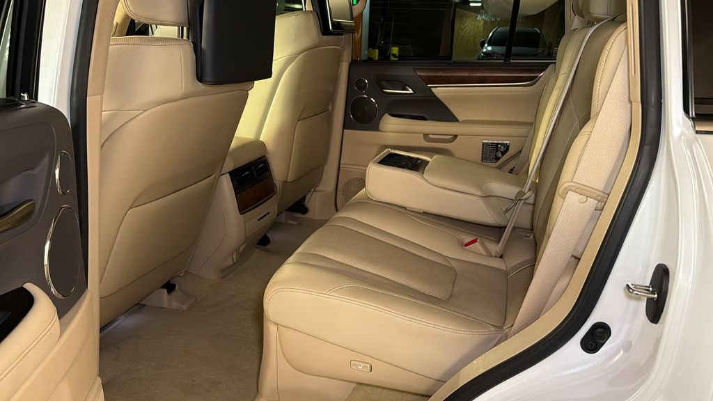 Used 2021 Lexus LX 570 4WD w/ Luxury Package image 18