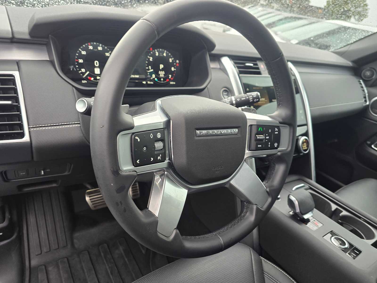 Used 2025 Land Rover Discovery Dynamic SE image 24