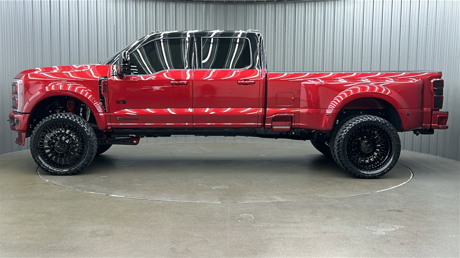 Used 2025 Ford F450 Platinum w/ FX4 Off-Road Package image 2