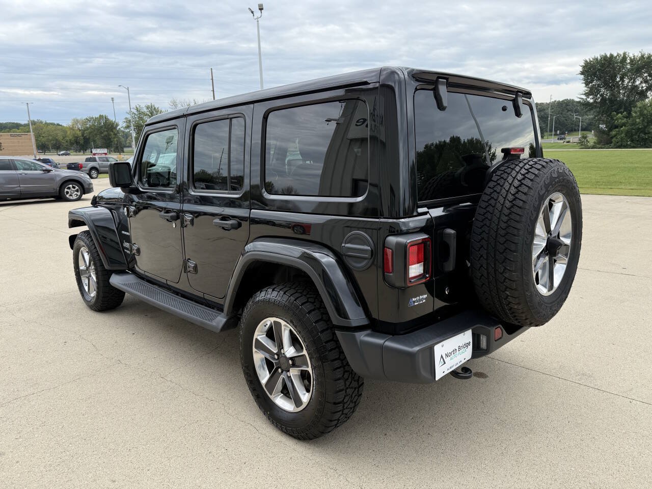 Used 2019 Jeep Wrangler Unlimited Sahara w/ Uconnect 4C Nav & Sound Group AWD/4WD image 3
