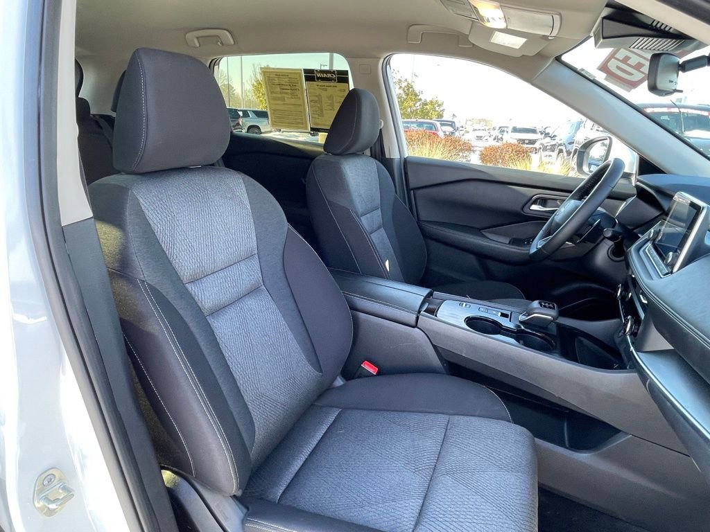 Used 2025 Nissan Rogue SV image 30