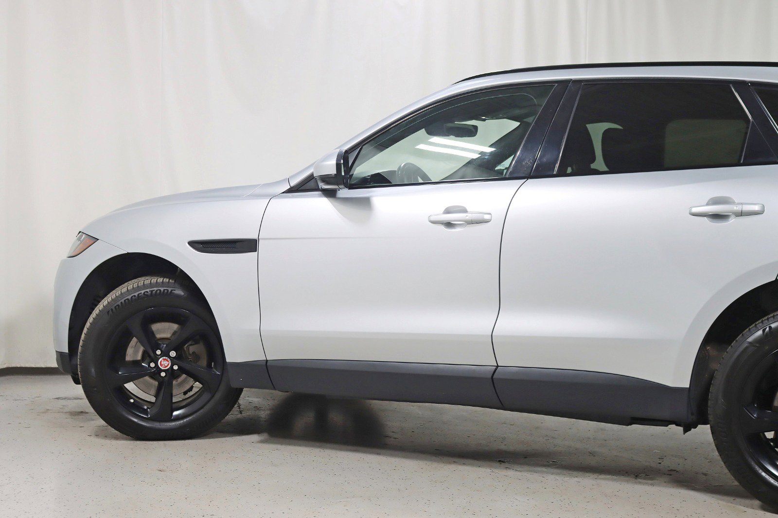 Used 2019 Jaguar F-PACE Premium image 11
