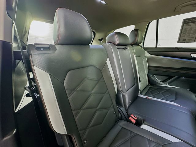 Used 2025 Volkswagen Atlas Peak Edition SE AWD/4WD image 28