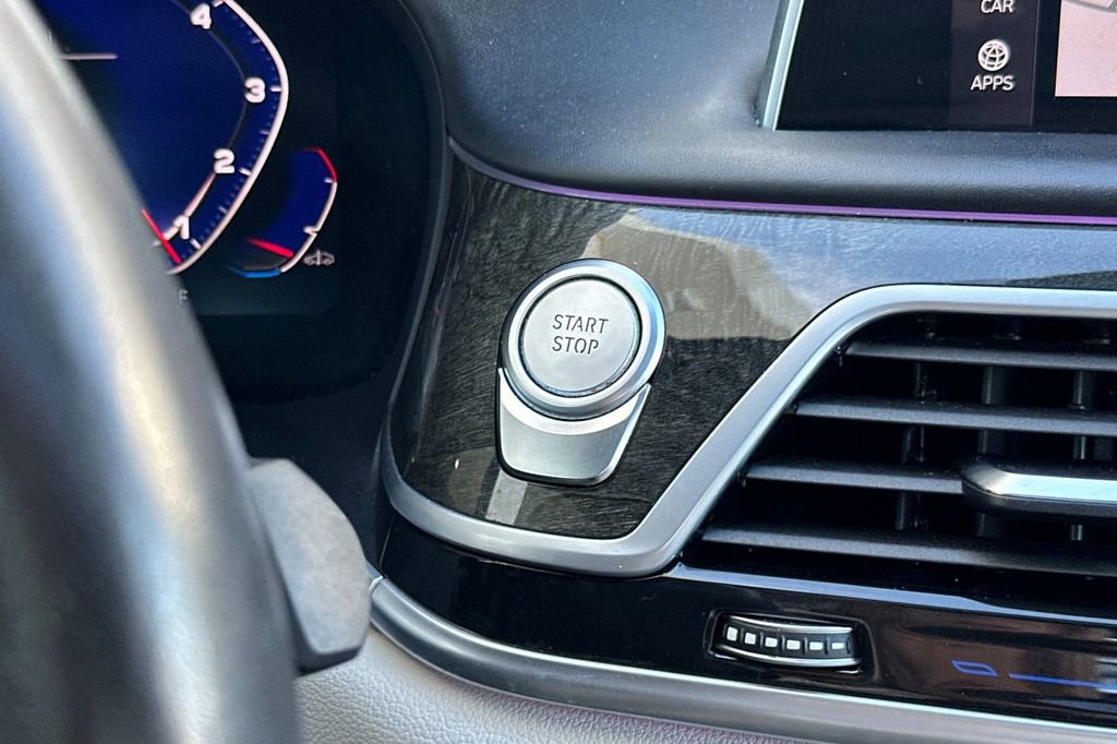 Used 2022 BMW ALPINA B7 xDrive w/ Luxury Rear Seating Package image 25