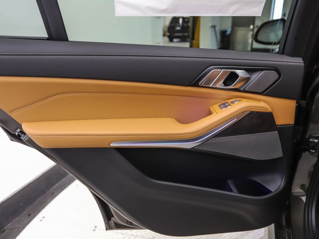 Used 2025 BMW X7 xDrive40i w/ M Sport Package image 18