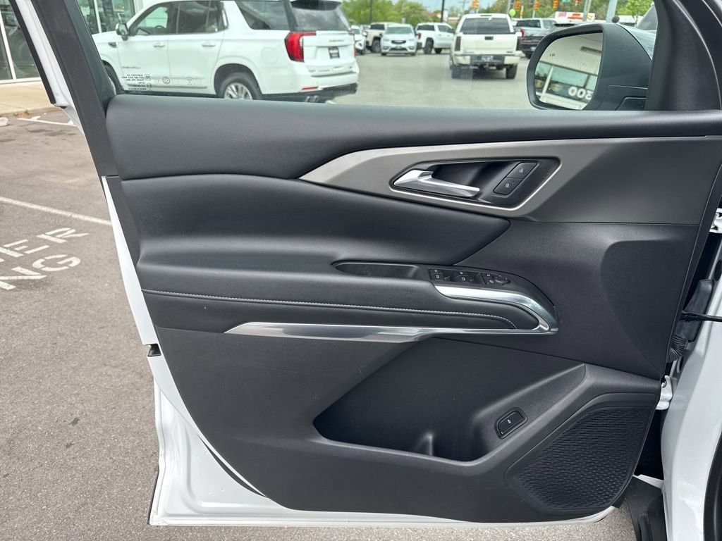 Used 2025 Chevrolet Traverse LT image 10