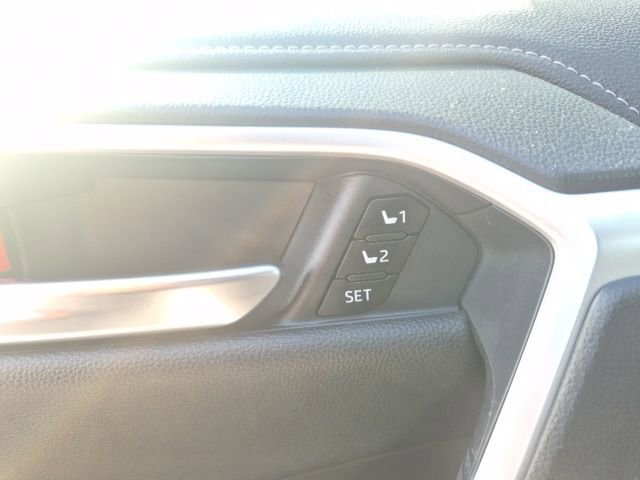 Used 2020 Toyota RAV4 Limited image 14