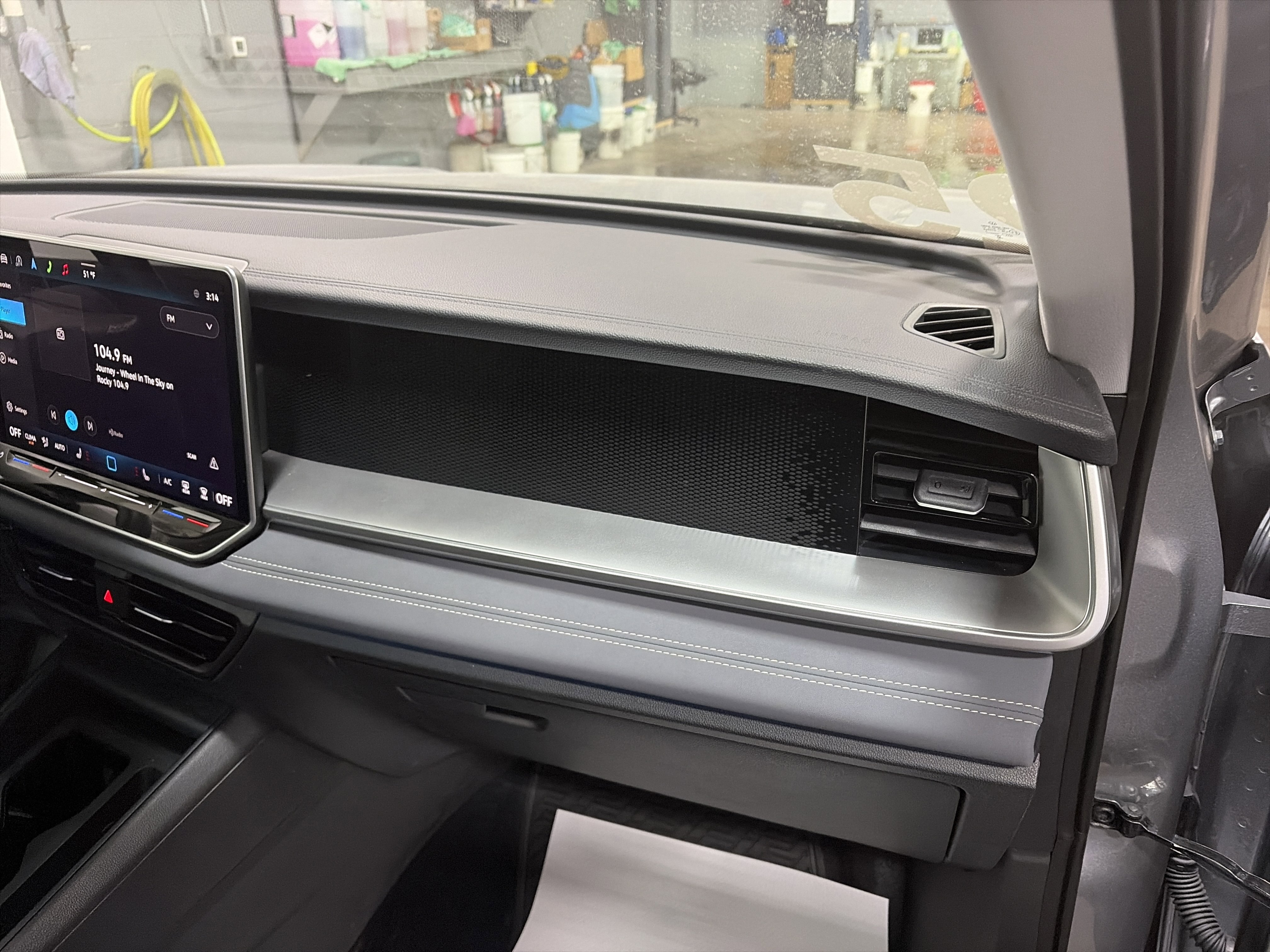 Certified 2025 Volkswagen Tiguan SE image 34