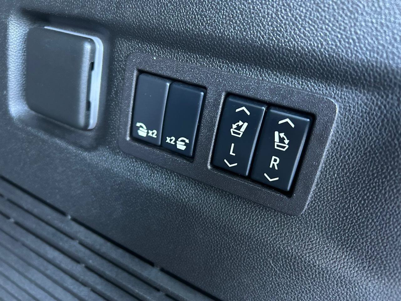 Used 2024 GMC Yukon XL AT4 w/ Technology Package AWD/4WD image 22