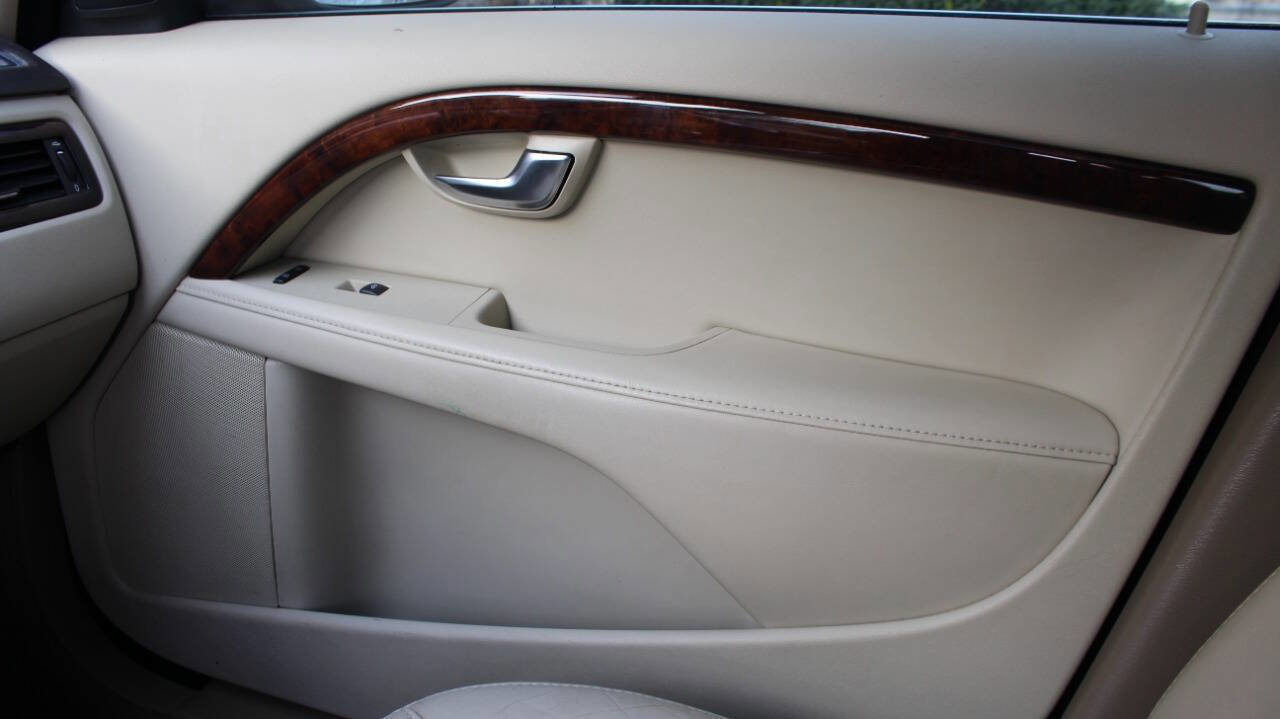 Used 2013 Volvo XC70 3.2 image 14