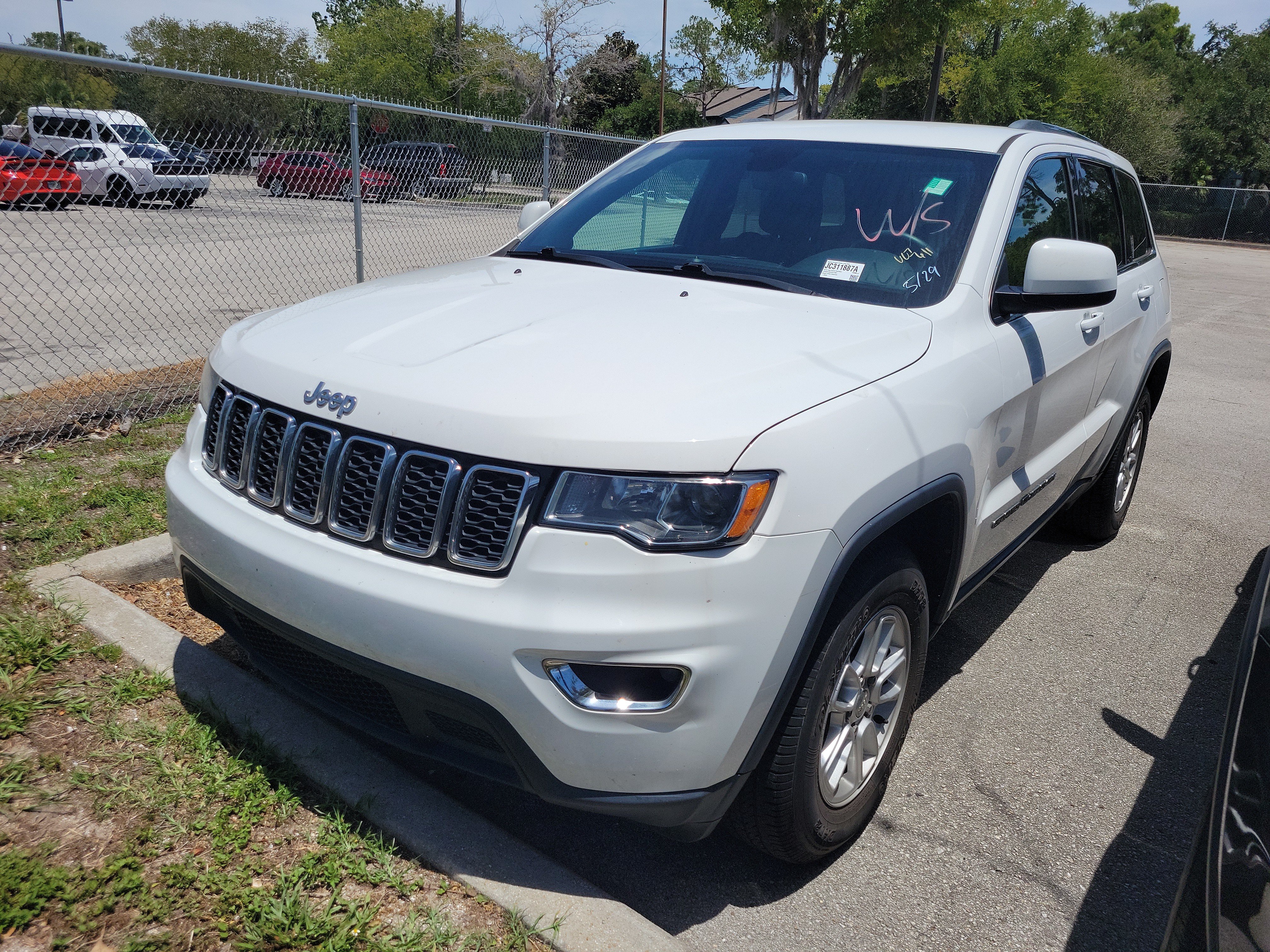 Used 2018 Jeep Grand Cherokee Laredo RWD image 3