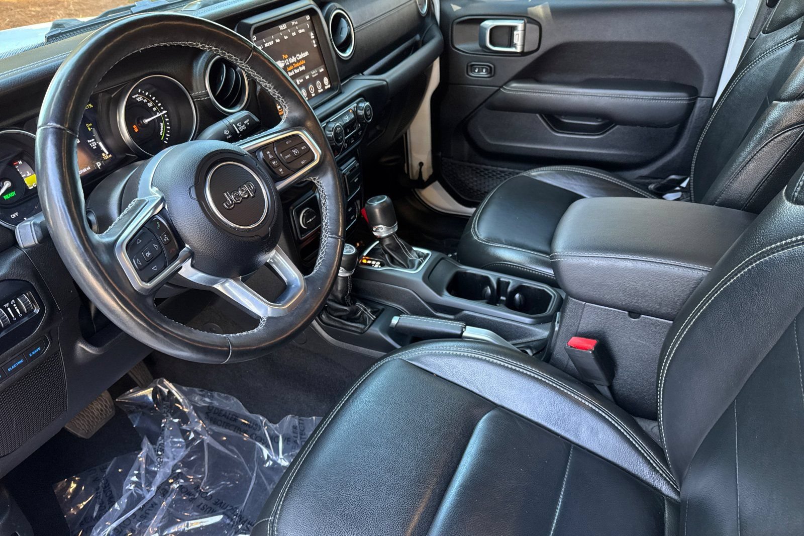 Used 2022 Jeep Wrangler Unlimited Sahara w/ Cold Weather Group AWD/4WD image 9