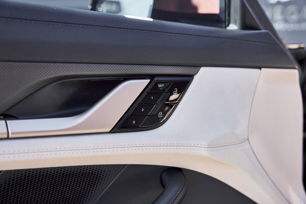 Used 2020 Porsche Taycan Turbo S image 36