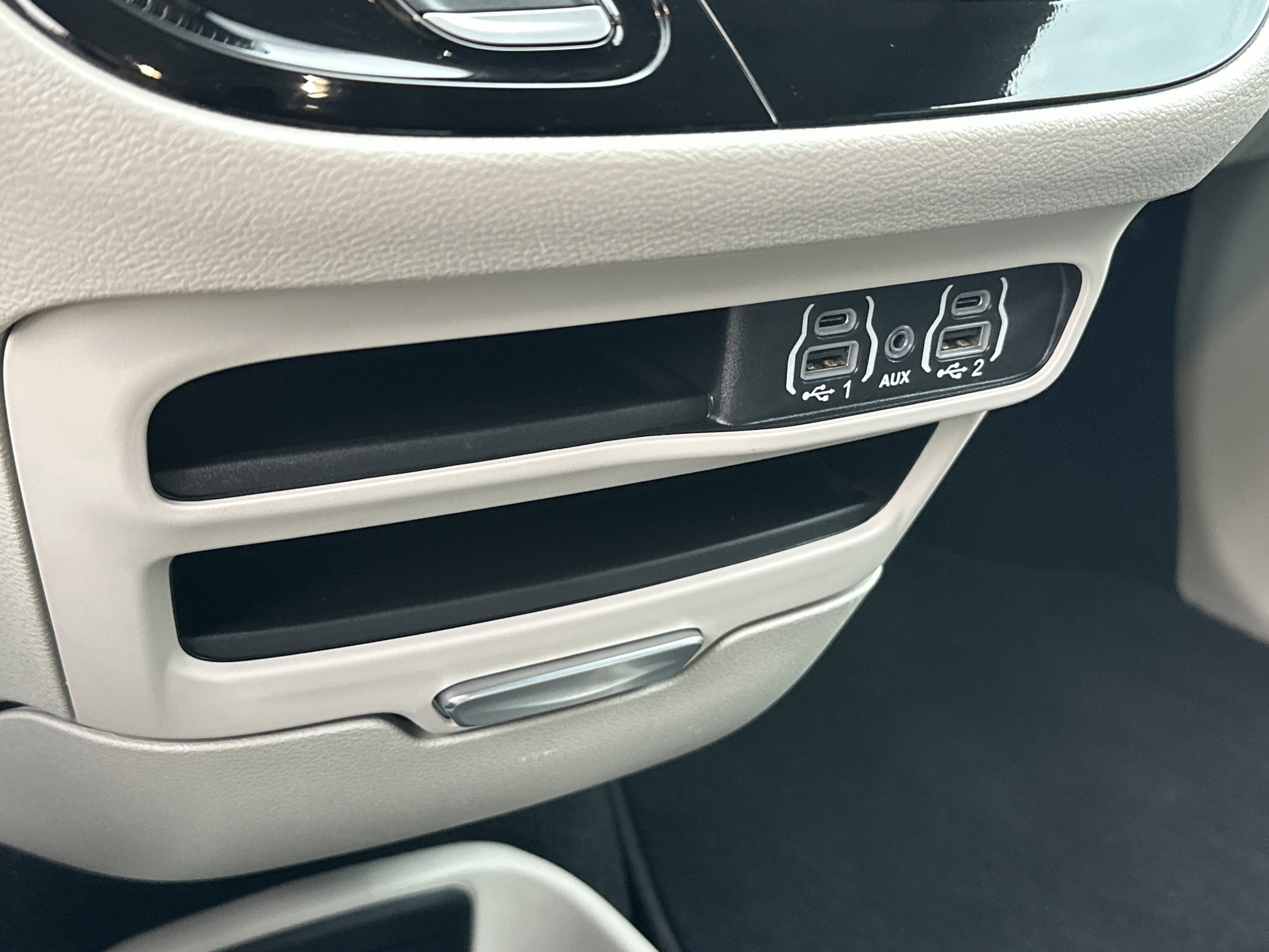 Used 2024 Chrysler Pacifica Touring-L image 23